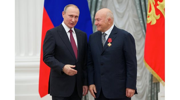 Путин свали доверието си от Лужков преди години и макар да го награди с орден, не се появи да му го връчи лично.