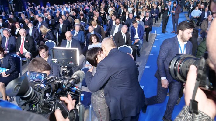 Борисов бе посрещнат с аплодисменти на събранието, а той прегърна председателката на 44-ото НС Цвета Караянчева, която бе на първите редове.

