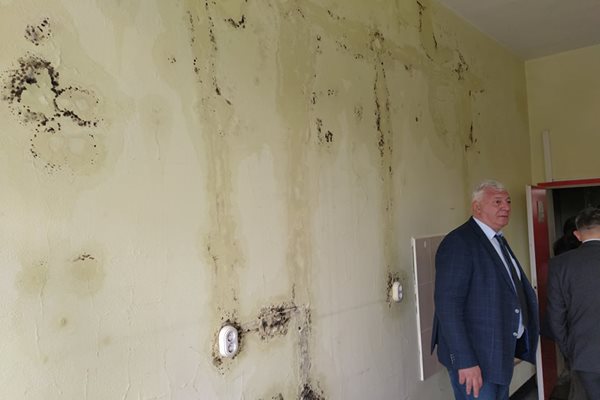 Кметът Здравко Димитров оглежда мухлясалите стени. Той също ще се включи утре в разчистването.