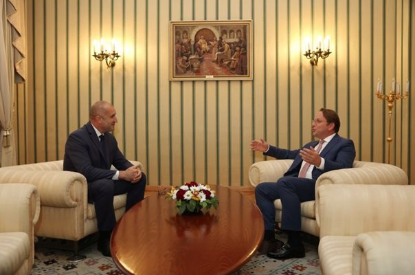 Президентът Румен Радев и с европейския комисар по политиката на разширяване и съседство Оливер Вархеи проведоха среща „на четири очи“ на „Дондуков“ 2