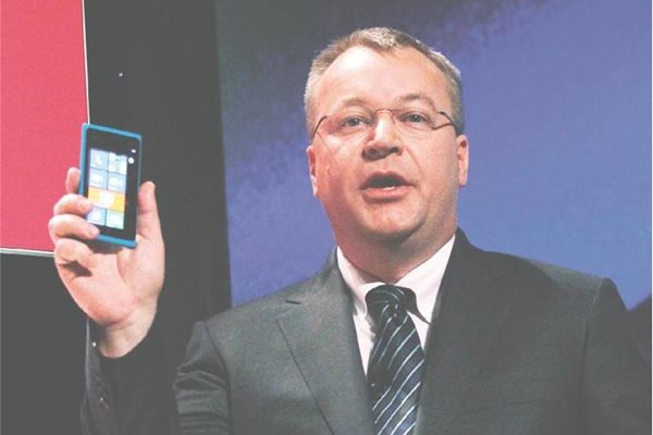 Шефът на Nokia Стивън Елоп показва Lumia 800 - първият телефон на компанията с технологията LTE. 
Снимки: Ройтерс