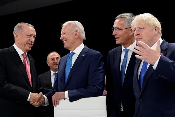 Джо Байдън се здрависва с Реджеп Ердоган пред погледа на Йенс Столтенберг и Борис Джонсън.