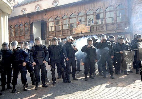 Полицаи пазят в кордон с щитове Джумая джамия в Пловдив, но прозорците й бяха строшени от протестиращите.
