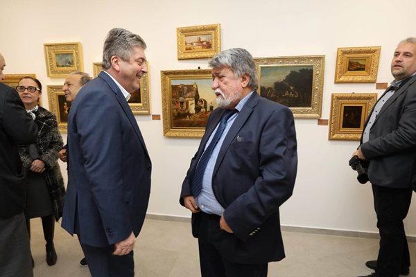 Президентът Георги Първанов и Вежди Рашидов разговарят на откриването на изложбата.