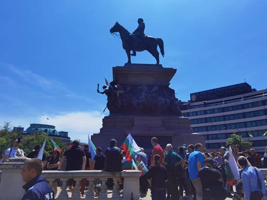 Протестиращи се събират пред сградата на Народното събрание.