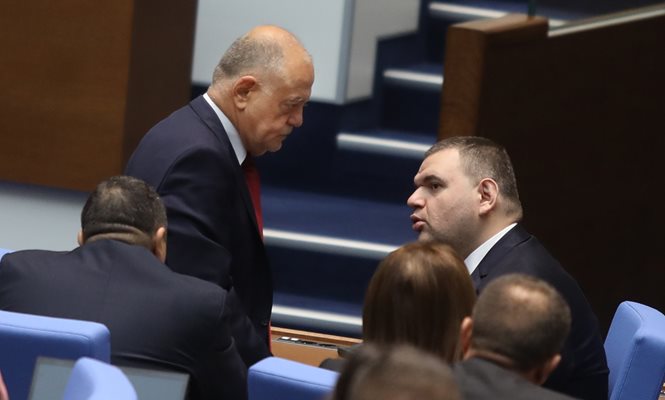 Атанас Атанасов в разговор с депутата от ДПС Делян Пеевски, който обяви, че наистина е имало договорка за сливане на двете разузнавания.