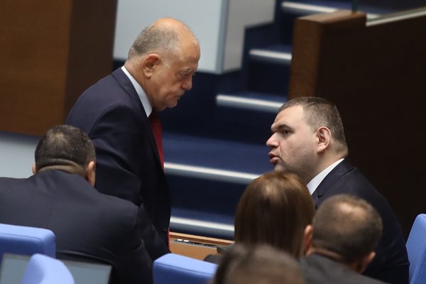 Атанас Атанасов в разговор с депутата от ДПС Делян Пеевски, който обяви, че наистина е имало договорка за сливане на двете разузнавания.