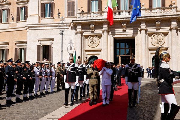 Италия погреба бившия президент Джорджо Наполитано без религиозна церемония