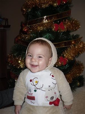 Изпращаме ви няколко снимки за конкурса "Бебе под елхата" на дъщеря си Пламена, на 7 месеца от град Плевен. Надяваме се, че някоя от тях ще ви хареса.

Поздрави,
Светлана и Пресиян