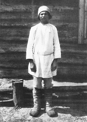Руски селянин с типично облекло и крака, обути в лапти. Всички славяни се обуват в изделия от кожа - цървули, чизми, ботуши и пр. Само руснаците носят лапти като фините.