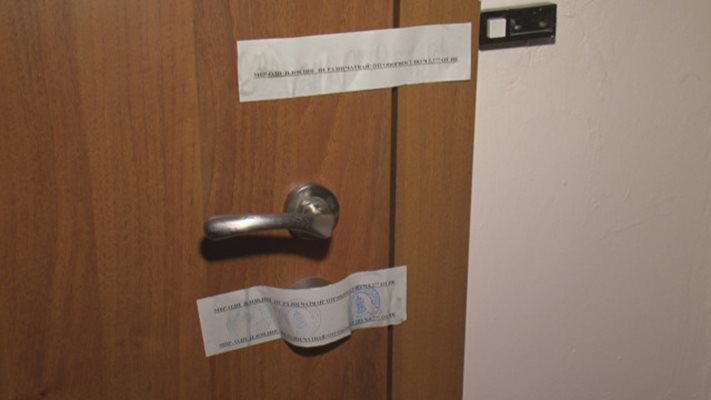 Вратата на апартамента остана заключена след огледа на криминалистите