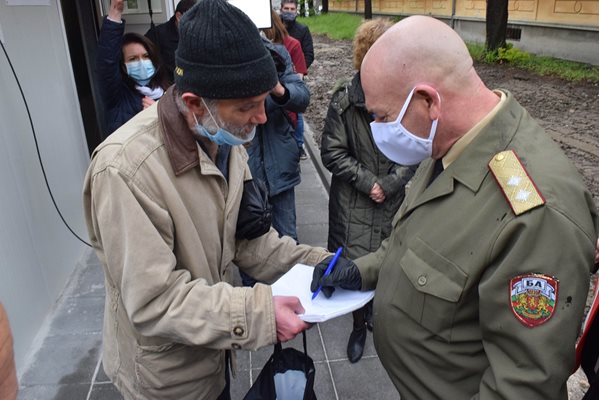 Ген. Мутафчийски даде подписа си на пловдивския чешит. 