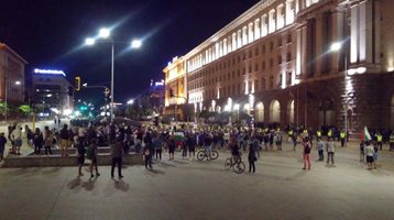 Студеният вятър разгони протестиращите