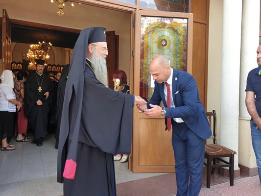 Кметът на район "Тракия" целува ръка на митрополит Николай.
