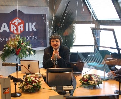 Кирил Вълчев в студиото на Дарик радио