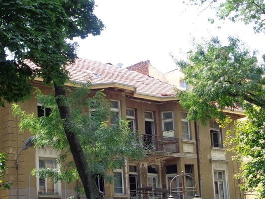 Една от сградите с общински жилища на топлокации в София е на ул. “Позитано” 1. Там през 2017 г. бе ремонтиран покривът. Общината притежава 75% от имота. Кметството е предлагало да изкупи останалите 25%, за да я ремонтира изцяло, но собствениците са отказали. 