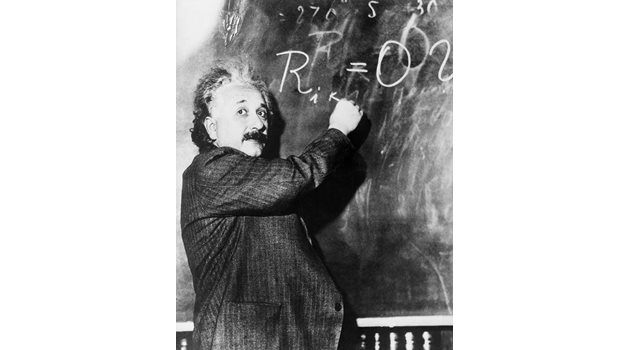 Айнщайн е озадачен и не може да повярва, че Бог играе на зарове с Вселената.