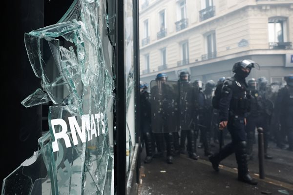 Бунтове по случай 1 май в Париж
СНИМКА: РОЙТЕРС