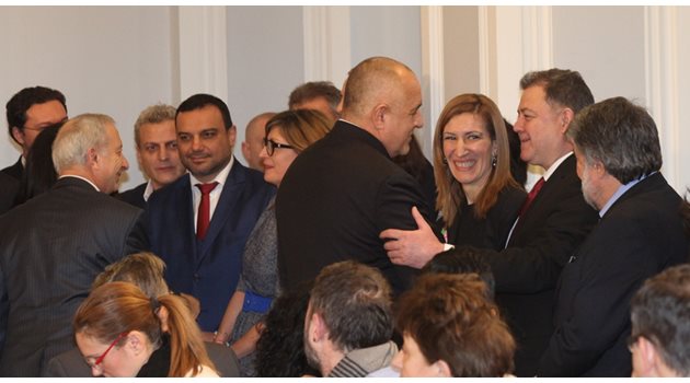 Борисов благодари на министрите от втория си кабинет по време на предаването на властта на служебното правителство на Огнян Герджиков.