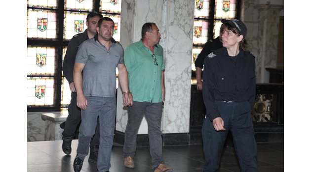 Полицаи водят Сергей Георгиев (със зелената риза) и Иван Грахов към 23 зала на Съдебната палата.