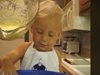 2-годишно момиченце със свое кулинарно шоу (Видео)