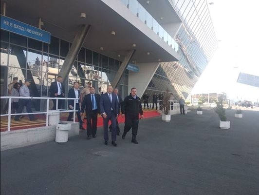 Президентът Радев пристига на Морска гара в Бургас. До него е вицепремиерът и министър на отбраната Красимир Каракачанов.