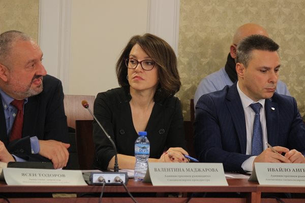 Шефката на Специализираната прокуратура
Валентина Маджарова и шефът на Апелативната спецпрокуратура Ивайло Ангелов (до нея вдясно)
