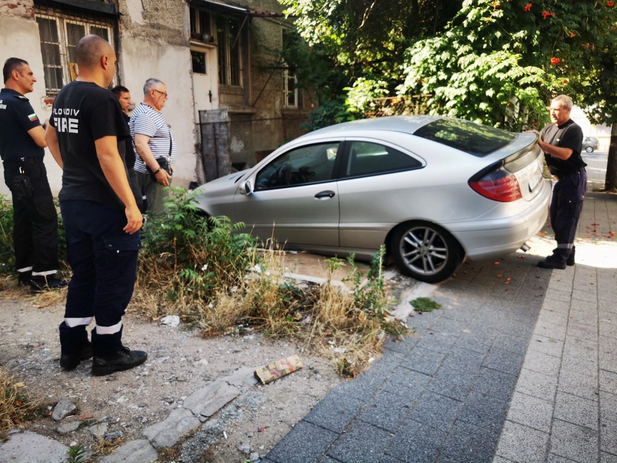 Пловдивски пожарникари извадиха кола, паркирана по невнимание в канал