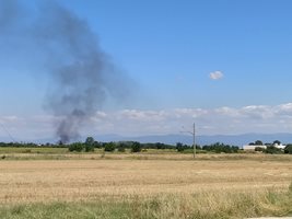 Димът се вижда от километри.


СНИМКИ: Авторът.