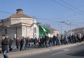 Част от агитките, които бранеха Чифте баня през февруари 2014 г.