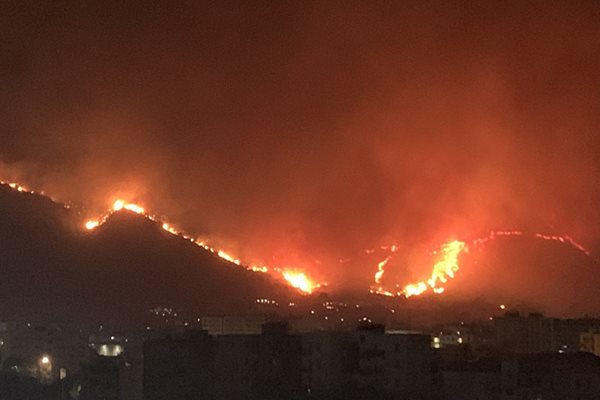 Горски пожари бушуват на остров Сицилия.
Снимка: Туитър