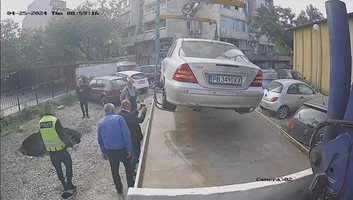 Паяк извади пропаднала кола на паркинг в квартал "Съдийски" в Пловдив (Снимки)