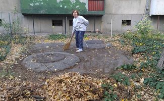 На 88 г. съседка на Стефка Костадинова изчисти пред целия блок, гледаха я и не я последваха  (Снимки)