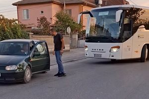 Екшън в село до Пловдив - рейс тръгна сам, докато шофьорът му се заканва на колега (Видео)