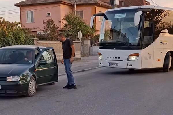 Шофьорът зарязал автобуса, за да се кара с друг водач. Кадър и видео: Фейсбук/Забелязано в с.Царацово