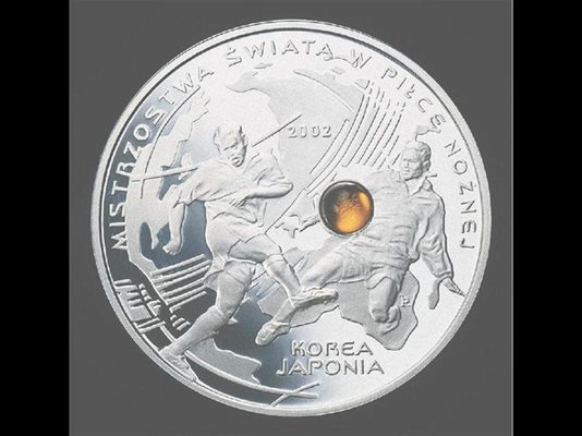 Полска монета от 10 злоти, издадена за световното по футбол в Япония и Корея с вграден кехлибор.