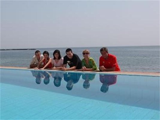 Семейство Първанови позира специално за "24 часа" на басейна на Слънчевото бунгало. От дясно на ляво - президентът, съпругата му, големият син Владимир, съпругата му Цвети, Лили, приятелката на по-малкия син Ивайло и самият Ивайло.