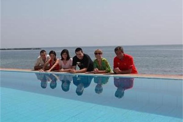Семейство Първанови позира специално за "24 часа" на басейна на Слънчевото бунгало. От дясно на ляво - президентът, съпругата му, големият син Владимир, съпругата му Цвети, Лили, приятелката на по-малкия син Ивайло и самият Ивайло.
