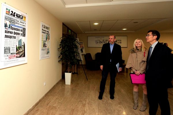 Г-н Гу Хонсин (вдясно), който посети офиса на Медийна група България.