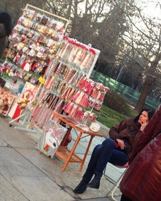 Март 2014 г: Елена Бекриева продава мартеници в центъра на града. Снимка:podtepeto.bg