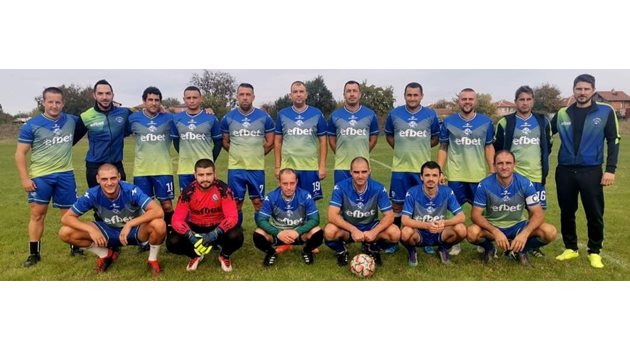 ФК “Равнец” от сезон 2021/2022, когато завърши на второ място в бургаската “Б” окръжна група, макар основното за отбора е удоволствието от събирането заедно.