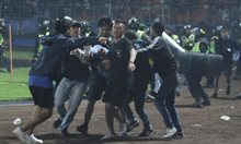 Стотици са загинали и ранени след безредици на футболен мач в Индонезия