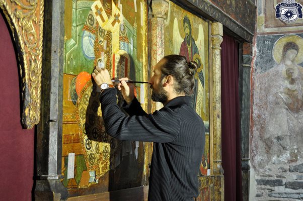 Реставратори се надяват проучването на иконите в храма да им донесе нови познания за технологията, по която са били изработени от старите майстори.