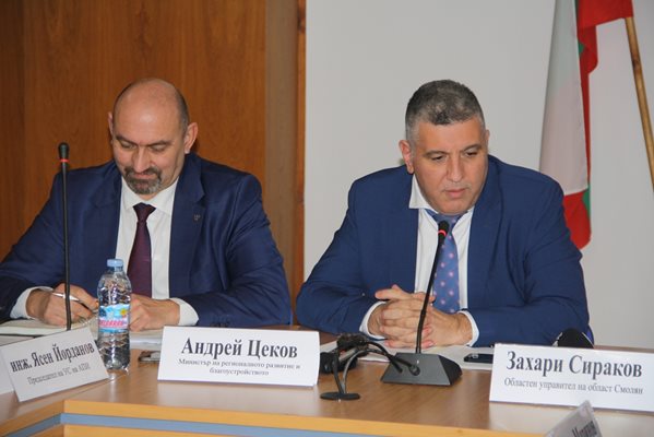 Министър Андрей Цеков и шефът на АПИ инж. Ясен Йорданов проведоха работна среща в Смолян с местната власт.