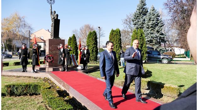 Двамата премиери поднесоха венци пред паметника на президента на Република Македония в периода 1999-2004 г. Борис Трайковски.