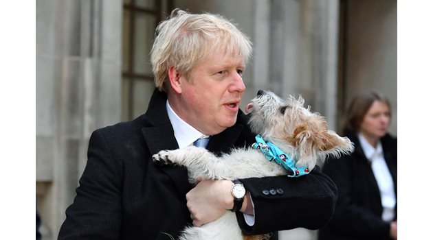 Борис Джонсън гласува с кучето си.