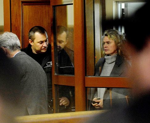Елена Динева на влизане в съда с белезници СНИМКА: Йордан Симеонов