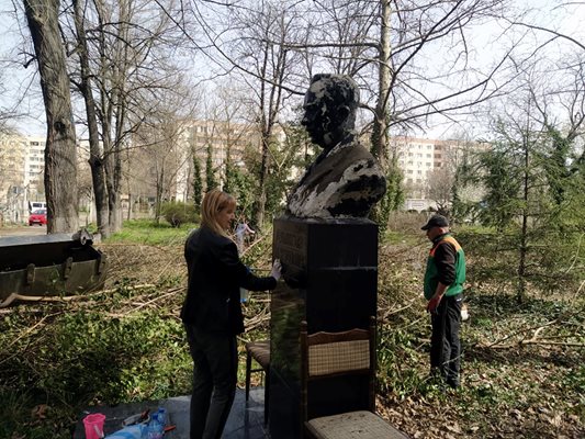 Галеристката Емилия Константинова почиства паметника на Кудоглу.