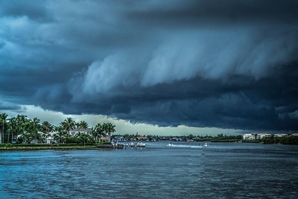 Извънредно положение е обявено в щата Флорида заради приближаващ ураган