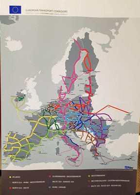 Коридорите по приоритетната европейска транспортна мрежа.